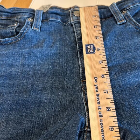 Levi’s Women’s Mid Length Shorts Size 31 Waist - Picture 6 of 8